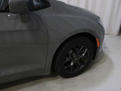Used 2020 Chrysler Pacifica Touring w/ Advanced Safetytec Group FWD image 37