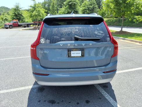 Used 2022 Volvo XC90 T5 Momentum w/ Protection Package Premier FWD image 6