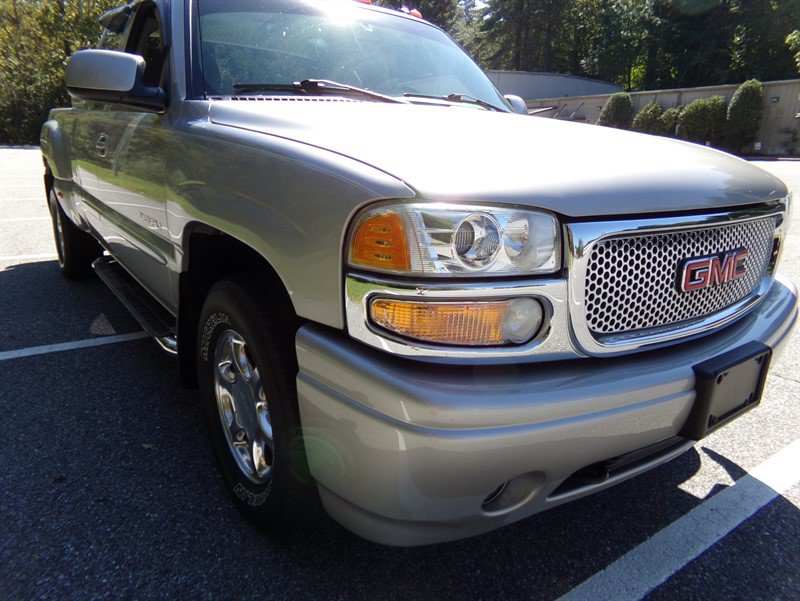 Used 2004 GMC Sierra 1500 Denali AWD/4WD image 4