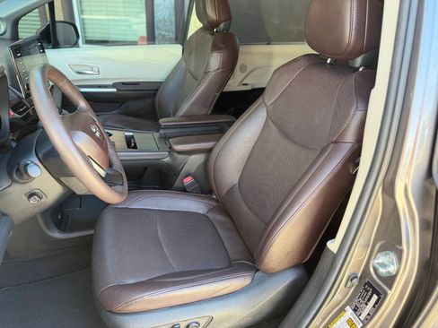 Used 2024 Toyota Sienna Platinum AWD/4WD image 15