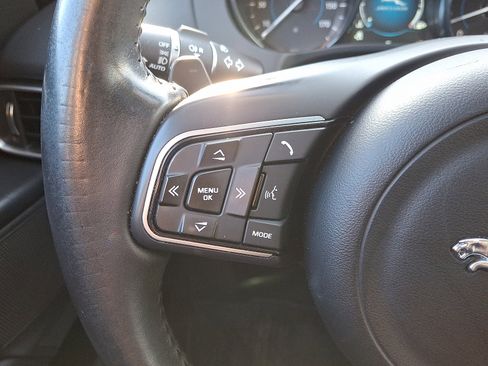 Used 2017 Jaguar XE Premium image 22