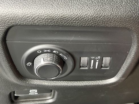 Used 2023 Jeep Grand Cherokee Laredo AWD/4WD image 10