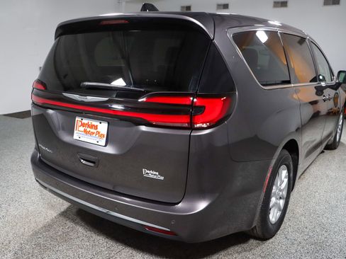 Used 2023 Chrysler Pacifica Touring-L image 7