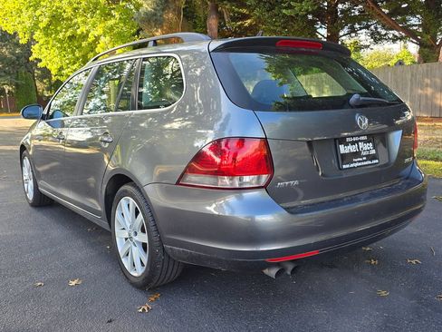 Used 2011 Volkswagen Jetta SE w/ Wheel & Sunroof Pkg FWD image 4
