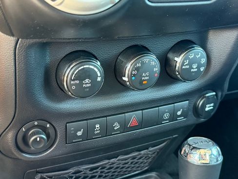 Used 2017 Jeep Wrangler Unlimited Rubicon w/ Connectivity Group AWD/4WD image 31