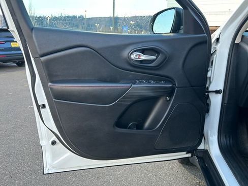 Used 2016 Jeep Cherokee Trailhawk image 14