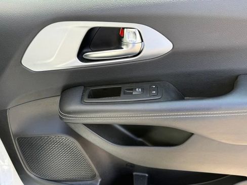 Used 2025 Chrysler Pacifica Limited FWD image 25
