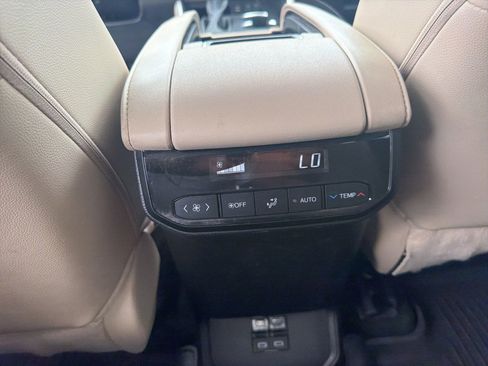Used 2024 Toyota Highlander XLE FWD image 28