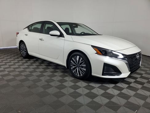 Used 2023 Nissan Altima 2.5 SV image 2