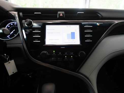 Used 2020 Toyota Camry LE FWD image 17