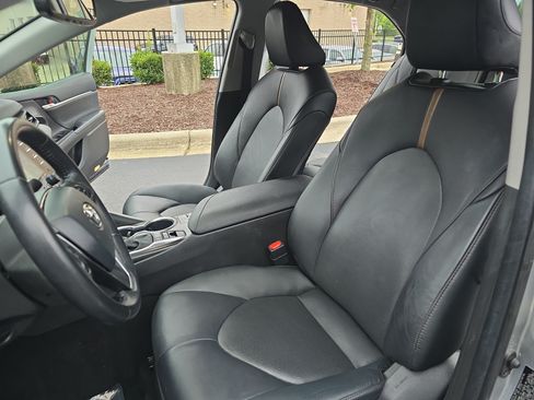 Used 2020 Toyota Camry XLE w/ Sunroof Package FWD image 14