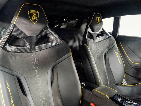 Used 2024 Lamborghini Huracan Sterrato image 37