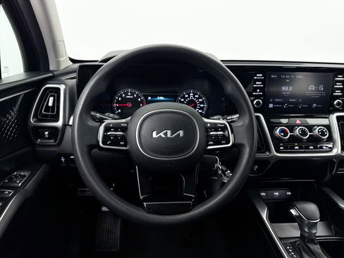Used 2023 Kia Sorento LX image 3