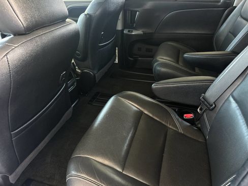 Used 2017 Toyota Sienna SE FWD image 11