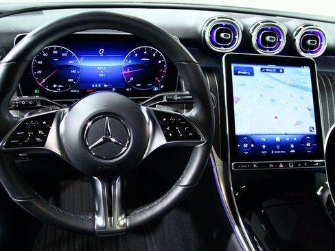 Used 2025 Mercedes-Benz GLC 300 4MATIC image 6