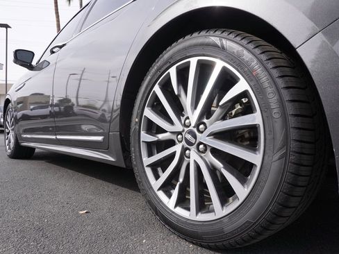 Used 2017 Lincoln Continental Select image 6