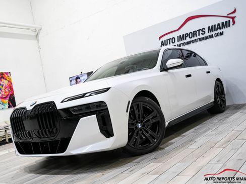 Used 2023 BMW 760i xDrive image 2