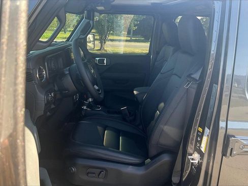 New 2025 Jeep Gladiator Sport w/ Premium Package image 9