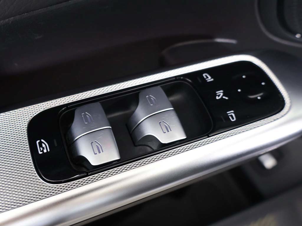 Used 2025 Mercedes-Benz GLC 300 4MATIC image 41