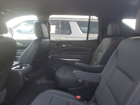 Used 2025 Chevrolet Traverse LT FWD image 11