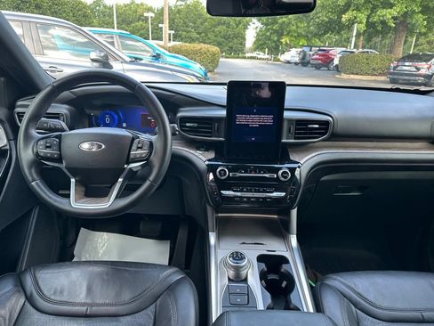 Used 2023 Ford Explorer Platinum w/ Technology Package AWD/4WD image 17