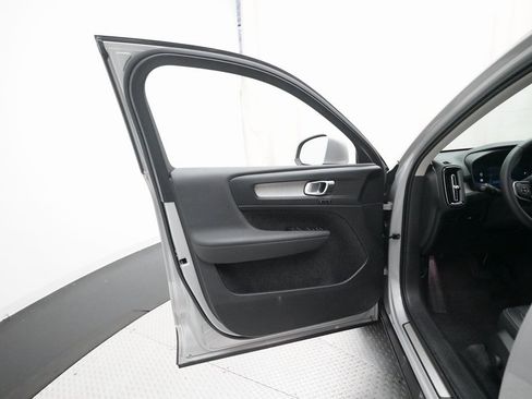 Used 2025 Volvo XC40 B5 Core image 28