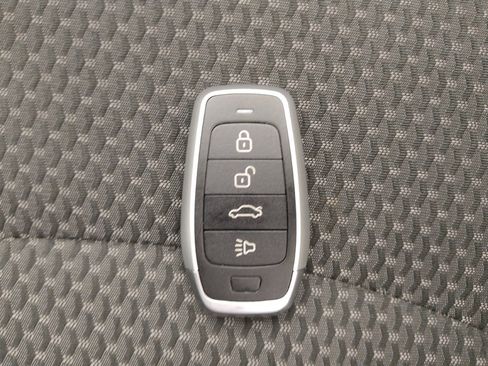 Used 2024 GMC Terrain SLE image 32