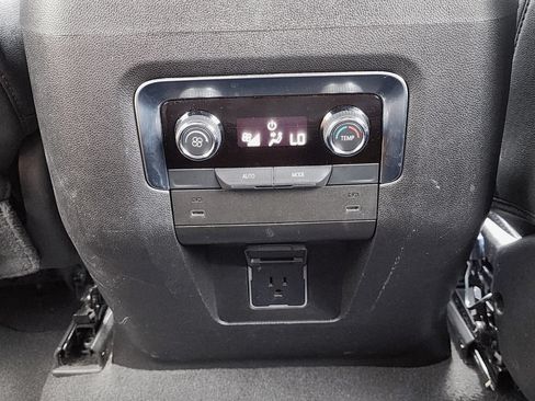 Certified 2025 Chevrolet Suburban LT RWD image 19