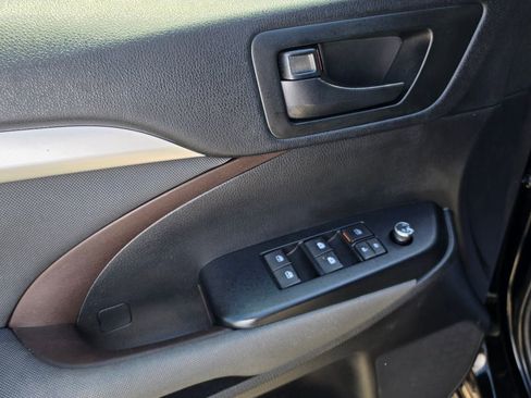 Used 2019 Toyota Highlander LE AWD/4WD image 9
