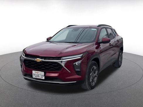 Used 2025 Chevrolet Trax LT w/ LT Convenience Package image 7