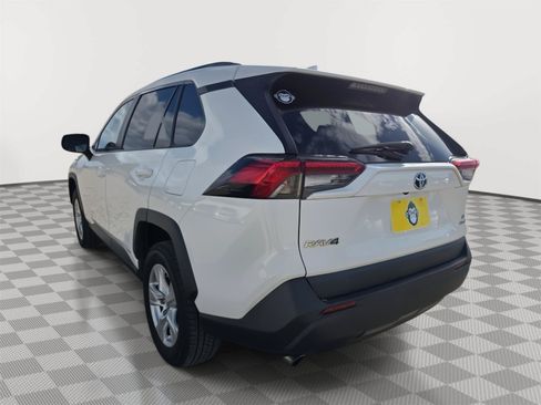 Used 2019 Toyota RAV4 LE w/ Carpet Mat Package AWD/4WD image 6