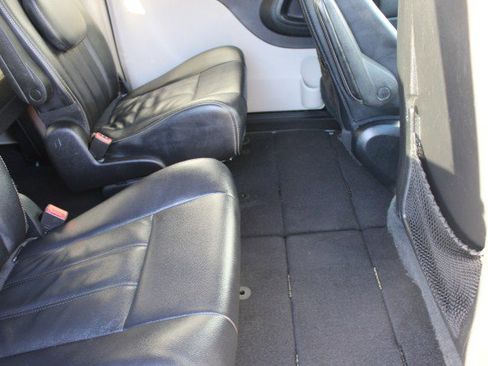 Used 2016 Chrysler Town & Country Touring w/ Driver Convenience Group image 12