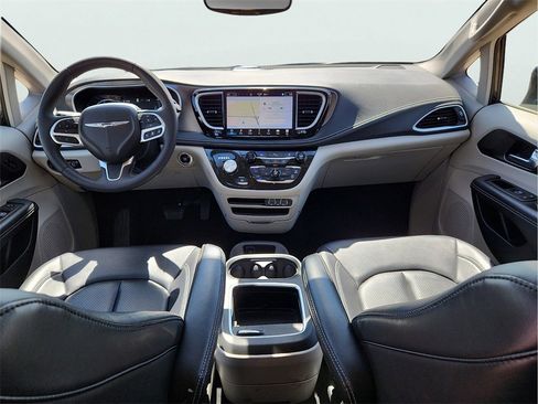 Used 2024 Chrysler Pacifica Select image 13