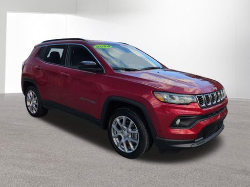 Used 2024 Jeep Compass Latitude AWD/4WD image 3