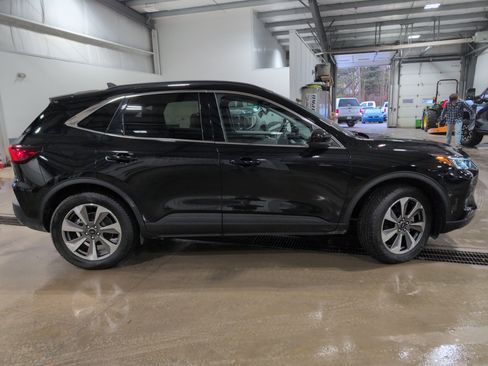 Used 2025 Ford Escape Platinum image 2