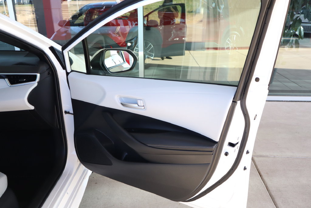 Used 2025 Toyota Corolla SE w/ SE Package FWD image 31