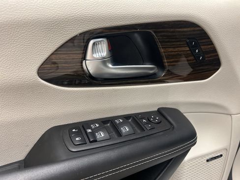 Used 2024 Chrysler Pacifica Limited w/ Uconnect Theater Family Group FWD image 25