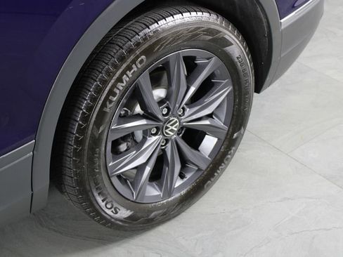 Used 2022 Volkswagen Tiguan SE w/ Panoramic Sunroof Package image 12