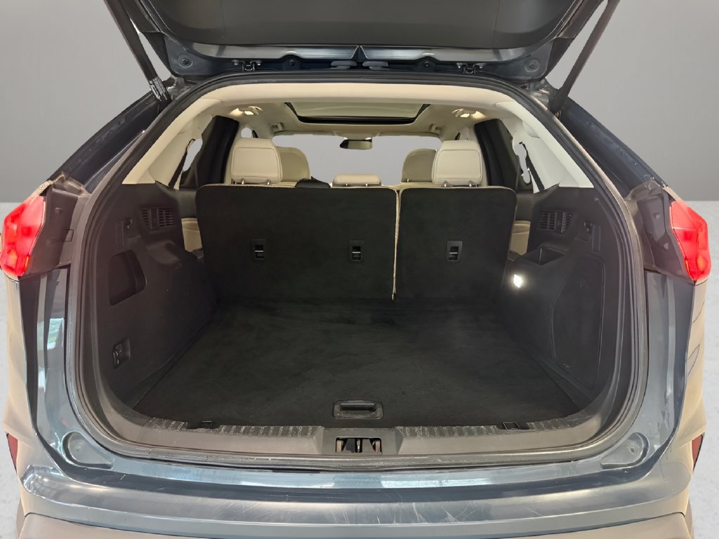 Used 2019 Ford Edge Titanium w/ Equipment Group 301A AWD/4WD image 9