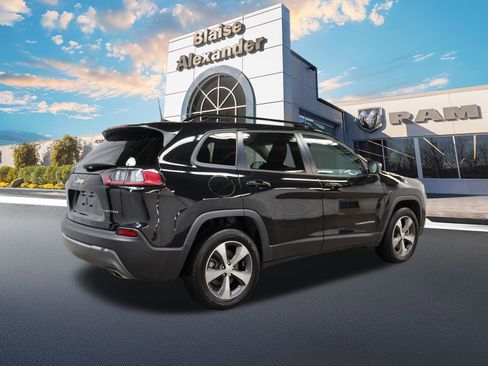 Used 2022 Jeep Cherokee Limited image 3