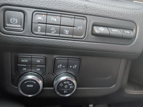 Used 2022 GMC Yukon XL Denali image 29