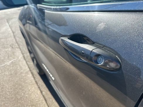 Used 2019 Jeep Cherokee Limited image 3