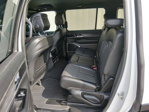 Certified 2024 Jeep Wagoneer Series II w/ Flexible Seating Group RWD image 11