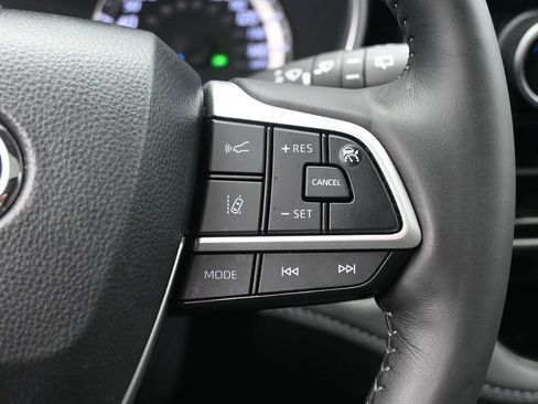 Used 2024 Toyota Highlander XLE image 14