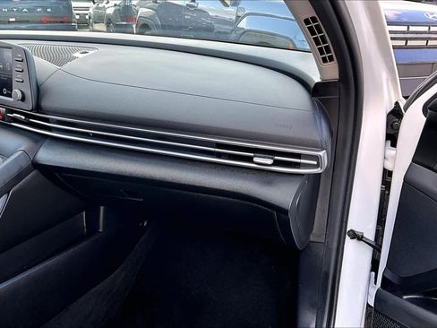 Certified 2025 Hyundai Elantra SE image 17