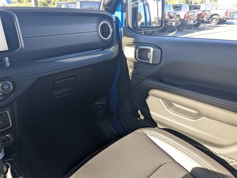 New 2025 Jeep Gladiator High Tide image 18