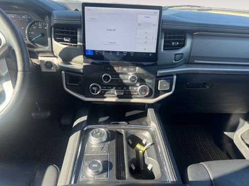 Used 2024 Ford Expedition XLT image 11