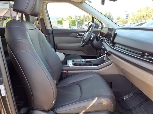 Certified 2026 Kia Carnival EX FWD image 9