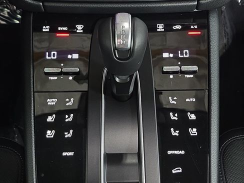 Certified 2026 Porsche Macan AWD/4WD image 19