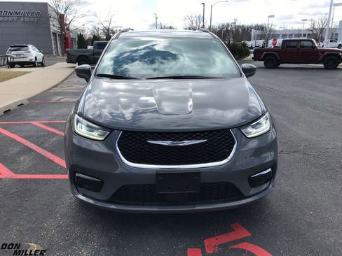 Certified 2022 Chrysler Pacifica Touring-L image 2